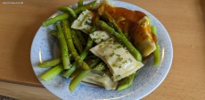 grüner Spargel mit Gemüsemaultaschen 